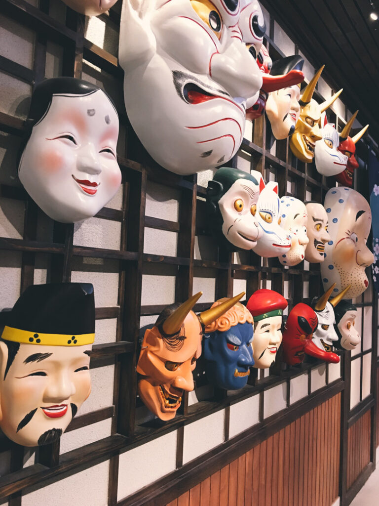 Maskenwand in Japan