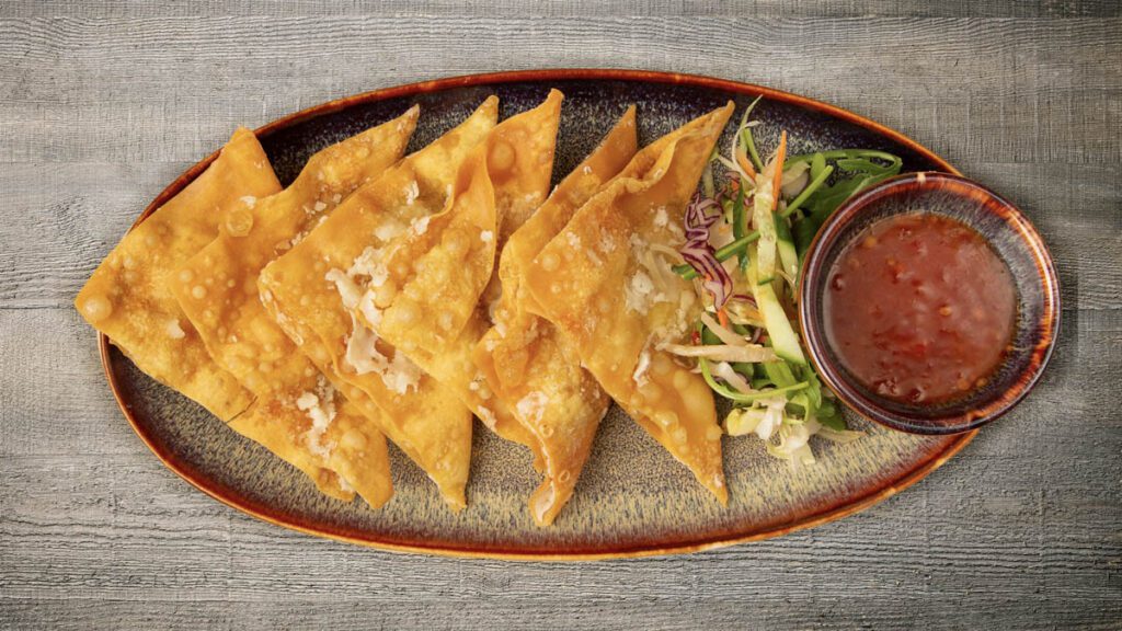 6 Stück gebackene Teigtaschen gefüllt mit gehacktem Garnelen- und Hähnchenfleisch, dazu süße Chilisoße