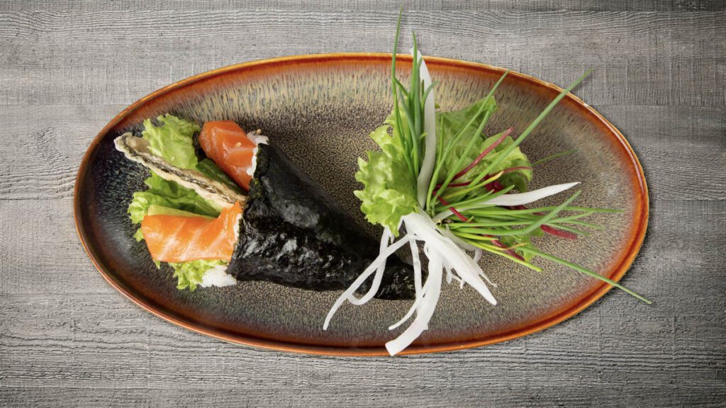 Crispy Salmon Temaki mit Lachshaut, Gurken, Sesam und Teriyaki-Soße