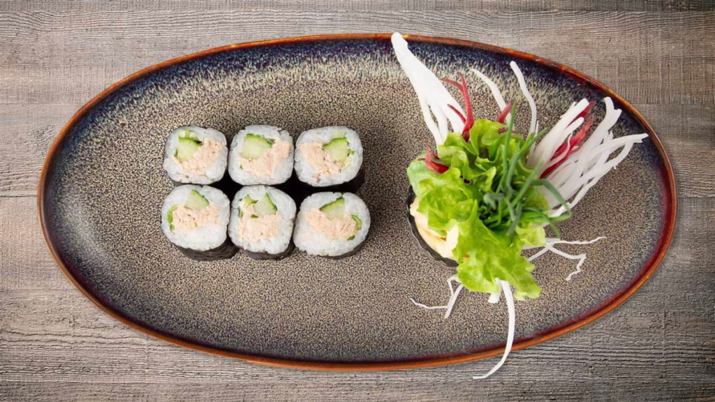 Tsuna Negi Maki mit gekochtem Thunfisch, Lauch, Gurken und Mayonnaise